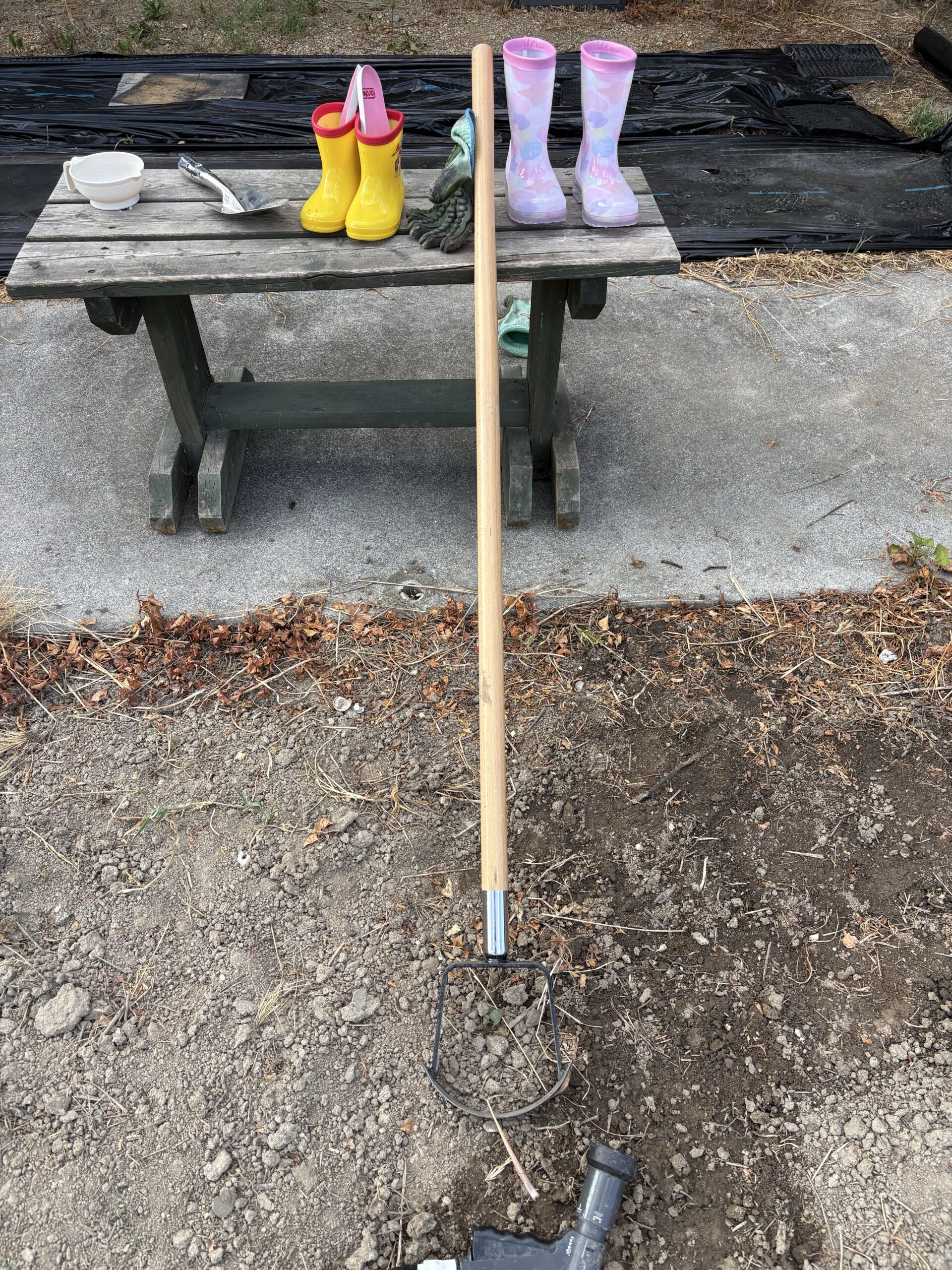 除草や耕す作業に使っている器具の一部